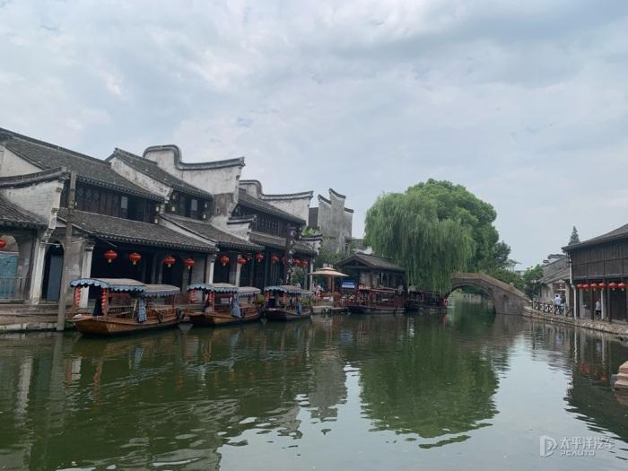 逃离无人的学校